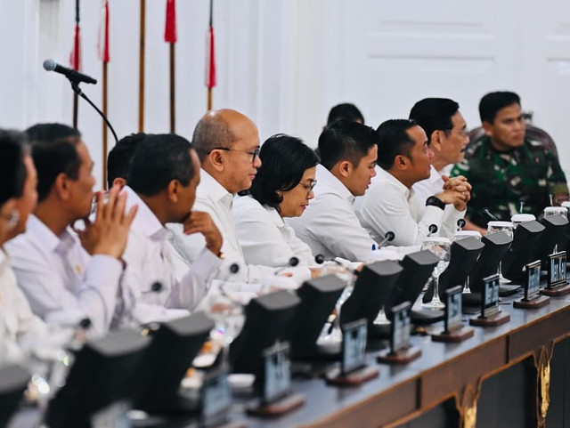 Caption: Menteri Keuangan Sri Mulyani Saat Rapat Kabinet di Jakarta, Minggu (31/8). dok: @smidrawati