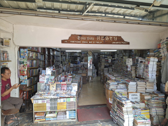 Para pedagang buku di Kwitang, Jakarta Pusat yang sudah mulai buka kembali pada Senin (1/9/2025). Foto: Argya D. Maheswara/kumparan 