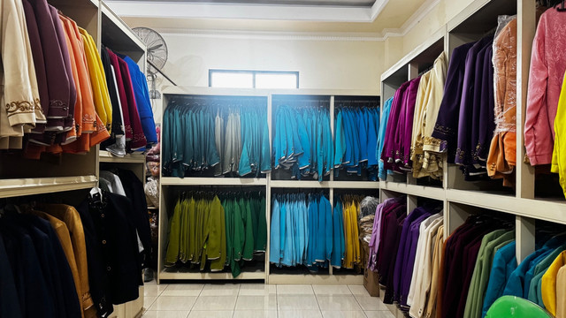 Toko Asri Layanan Manten salah satu pusat persewaan baju adat di Yogyakarta sejak tahun 1990. Foto: Gracetikajp/Pandangan Jogja