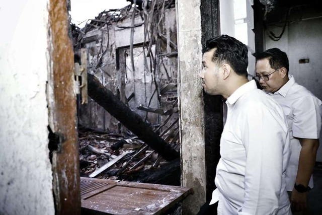 Wagub Emil Dardak saat meninjau ruang kerjanya yang hangus terbakar. Foto: Humas Pemprov Jatim 