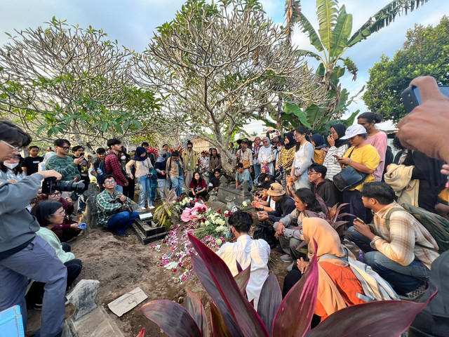 Massa aksi Jogja Memanggil berziarah ke makam Rheza Sendy Pratama setelah menggelar demo di Bundaran UGM, Senin (1/9). Foto: Pandangan Jogja/Resti Damayanti