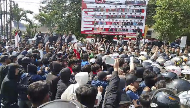 Aksi saling dorong antara massa dan polisi di depan Gedung DPRD Kabupaten Majalengka, Senin (1/9/2025). Foto: kumparan