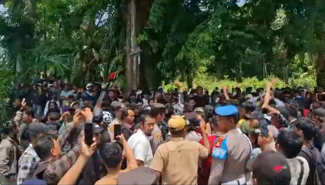 Petugas saat mengamankan anak STM yang mencoba ikut dalam aksi demo di Lubuklinggau. (ist)