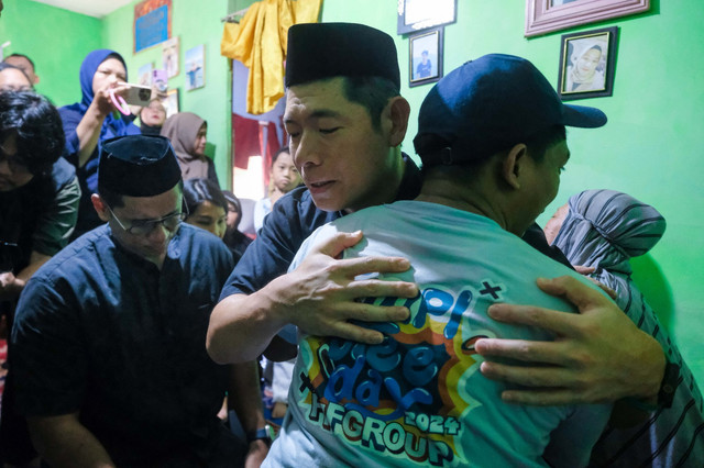 CEO Grab, Anthony Tan, mendatangi rumah Rusdamdiansyah alias Dandi (25), mitra driver ojol yang meninggal dunia dikeroyok oleh massa saat ricuh demo di Kota Makassar, karena dicurigai anggota intel. Foto: Dok. Grab