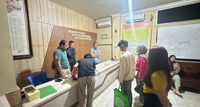 Sejumlah orang tua menjemput anaknya yang diamankan Polda Sumsel. (ist)