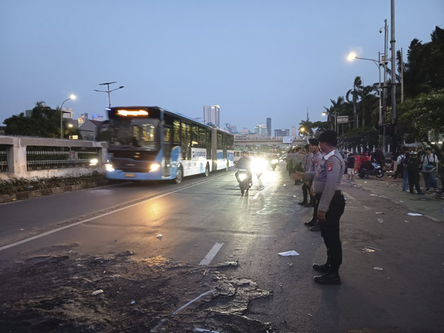 Situasi di depan Gedung DPR usai aksi, beberapa polisi masih berjaga, Senin (1/9/2025). Foto: Jamal Ramadhan/kumparan
