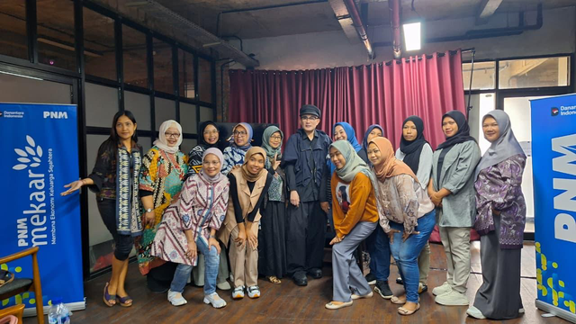 14 nasabah Mekaar terbaik mendapat pelatihan dan konsultasi kriya dan fesyen bersama desainer ternama, Rinaldy Yunardi. Foto: Dok. PNM