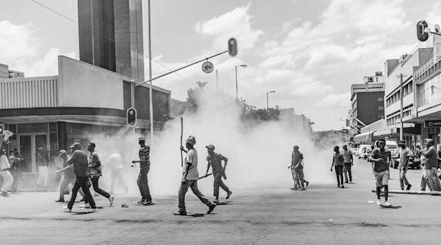 Sejarah Peristiwa Mei 1998. Foto Hanya Ilustrasi. Sumber Foto: Unsplash.com/Pawel Janiak