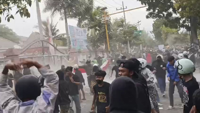 Demo ricuh di depan gedung DPRD Kota Madiun Jalan Taman Praja, pada Sabtu (30/8/2025). Foto: Dok. Istimewa