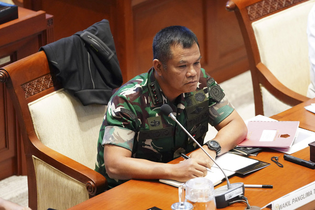 Wakil Panglima TNI Jenderal TNI Tandyo Budi R bersama Wamenhan RI Donny Ermawan Taufanto, didampingi para Kepala Staf Angkatan menghadiri Rapat Kerja bersama Komisi I DPR RI Kompleks Gedung MPR/DPR, Senayan, Jakarta Pusat, Senin (01/09/2025). Foto: Dok. Puspen TNI