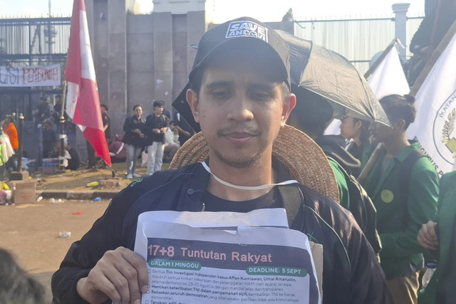 YouTuber Andovi Da Lopez di depan Gedung DPR RI, Jakarta, Senin (1/9/2025). Foto: Jonathan Devin/kumparan