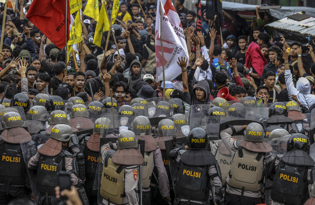Sejumlah personel Polres Ternate membentuk barikade untuk mengadang mahasiswa masuk ke dalam kantor DPRD saat melakukan pengamanan di depan kantor DPRD Kota Ternate di Ternate, Maluku Utara, Senin (1/9/2025). Foto: Andri Saputra/ANTARA FOTO