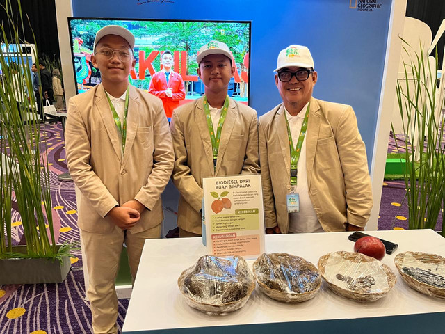 Tim SMAN 21 Makassar yang menciptakan biodiesel dari buah simpalak. Foto: Syahrul Ghiffari/kumparan