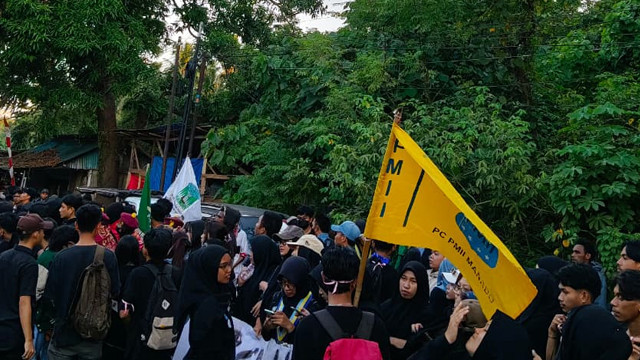 Massa aksi demo di depan kantor DPRD Sulawesi Utara, Senin 1 September 2025.