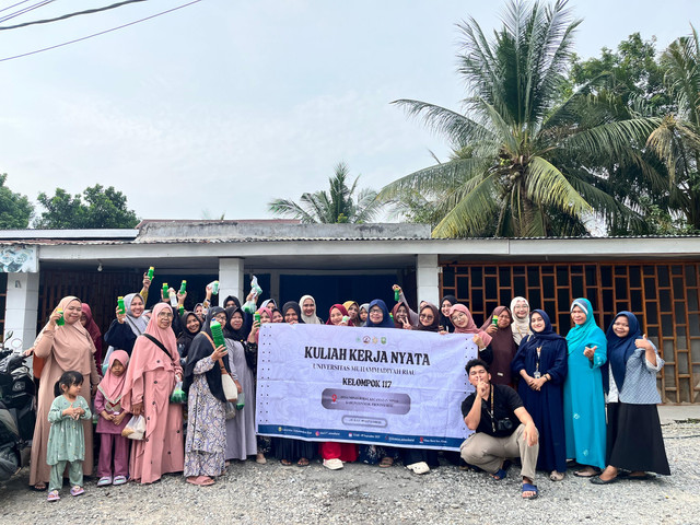 Dokumentasi bersama dengan Masyarakat KM.44 dan produk sabun cuci piring