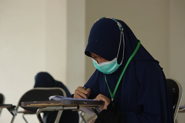 ilustrasi contoh soal KSM Fisika 2025 - foto:pexels/ppm-al-hassan-putra