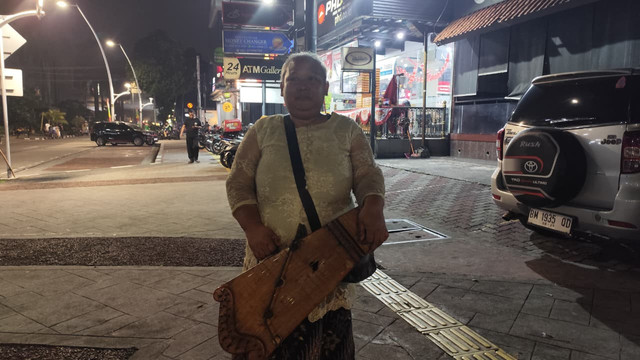 Rahmiyati (49), pengamen siter, saat ditemui di kawasan Blok M, Jakarta Selatan, Selasa (2/9). Foto: Jonathan Devin/kumparan