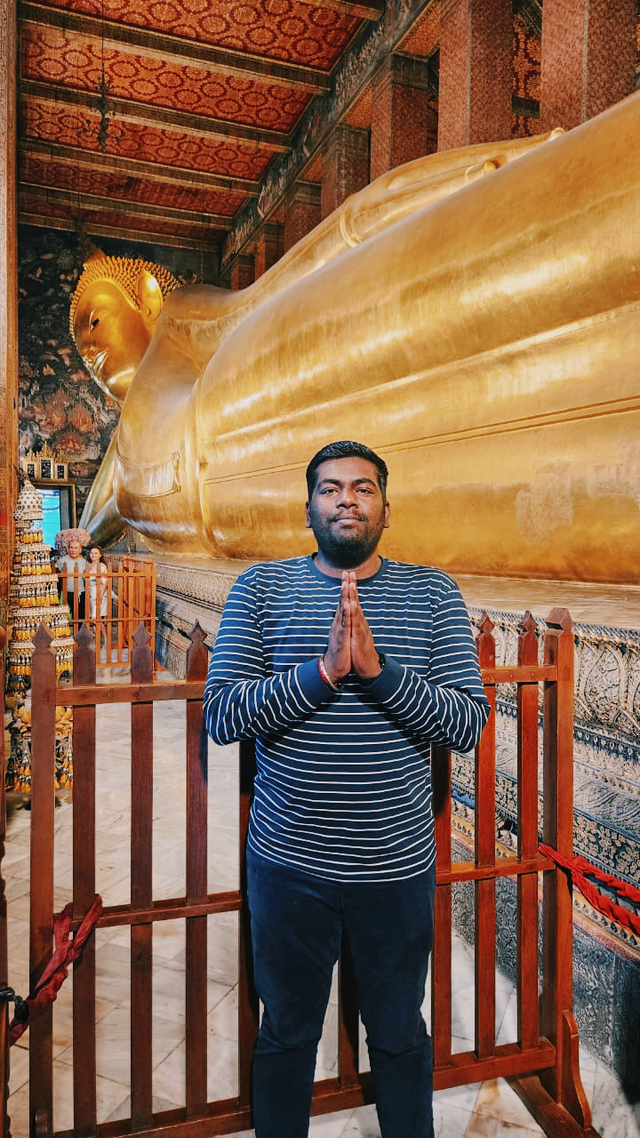 Penulis Bersikap Anjali di Patung Sleeping Buddha di Wat Pho, Thailand. 22 Agustus 