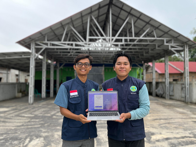 Mahasiswa UMS yang mengikuti KKNMAs 2025 menunjukkan hasil karya aplikasi untuk pengembangan usaha UMKM. (Sumber: Pribadi)