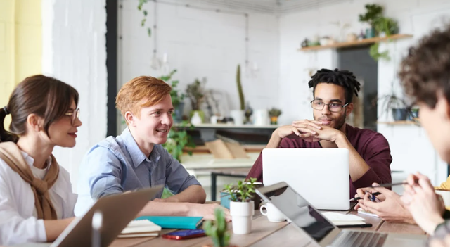 Sumber Foto: https://www.pexels.com/id-id/foto/kelompok-karyawan-yang-bekerja-bersama-3182759/