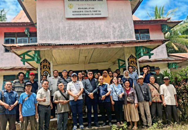Foto bersama usai sosialisasi bibit unggul di KUD Sawit Trija. Foto: Dok. Istimewa