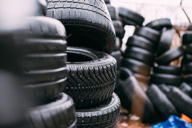 Ilustrasi penyebab ban motor benjol. Foto: Unsplash/ Robert Laursoo