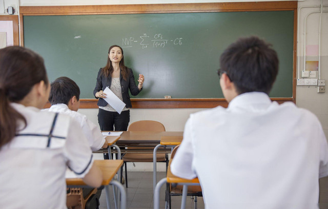 Ilustrasi guru yang sedang mengajar ke murid nya. Sumber: Getty Images