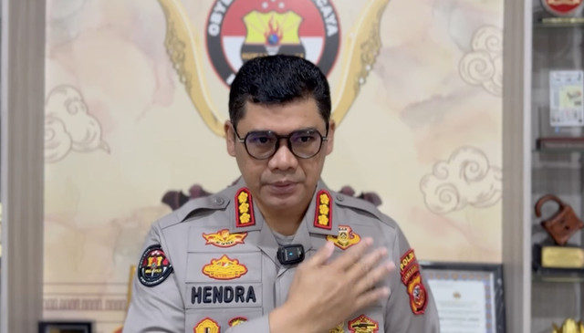 Kabid Humas Polda Jabar Kombes Pol Hendra Rochmawan saat memberikan keterangan pers terkait narasi polisi menyerang Unisba Bandung. Dok: Polda Jabar