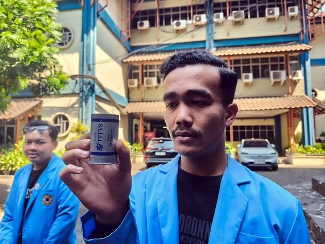 Salah satu selongsong gas air mata yang ditemukan di area kampus Unisba, Selasa (2/9/2025). Foto: Linda Lestari/kumparan