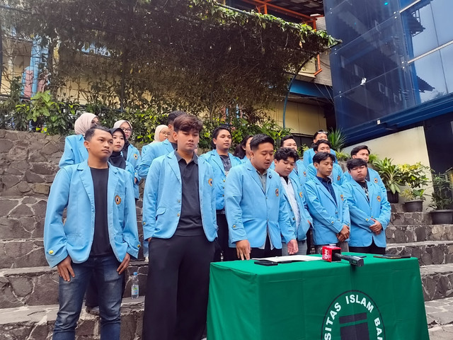 Konferensi Pers BEM Unisba, Selasa (2/8/2025). Foto: Linda Lestari/kumparan