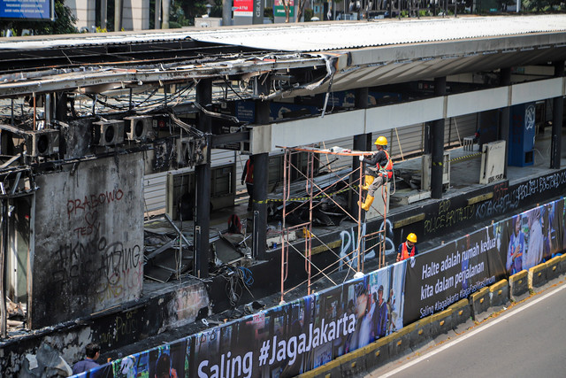 Kondisi Halte TransJakarta Senayan Jakarta pada Selasa (2/9/2025) rusak akibat ulah orang tak dikenal saat unjuk rasa. Foto: Iqbal Firdaus/kumparan