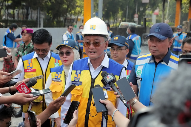 Menteri Pekerjaan Umum (PU) RI Dody Hanggono melihat kondisi Gerbang Tol Pejompongan yang hangus dibakar massa saat kerusuhan di Pejompongan, Jakarta, Selasa (2/9/2025). Foto: Iqbal Firdaus/kumparan
