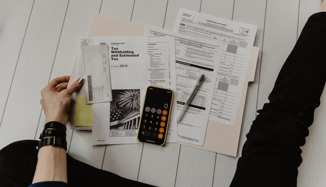 Ilustrasi cara membayar pajak notor online. Foto: Unsplash/Kelly Sikkema