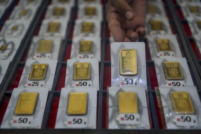 Pekerja menunjukan emas batangan di Bandung, Jawa Barat, Selasa (2/9/2025). Foto: Raisan Al Farisi/ANTARA FOTO