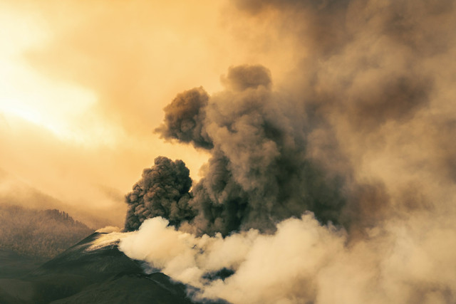 Ilustrasi Contoh Kiamat Sugra. Foto: Unsplash/Christian Buehner