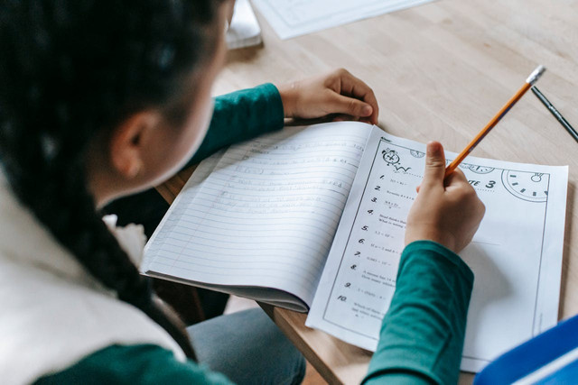 Soal Bahasa Indonesia kelas 6 bab 1 Kurikulum Merdeka. Foto hanya ilustrasi, bukan yang sebenarnya. Sumber: Pexels/Katerina Holmes 