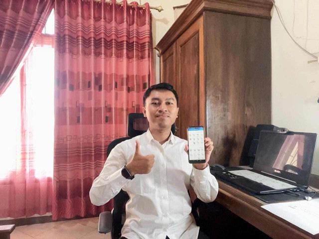 Maulana Ardhi, peserta JKN Pekerja Bukan Penerima Upah (PBPU) terbantu dengan fitur autodebit untuk membayar iuran rutin. Foto: Dok. BPJS Kesehatan