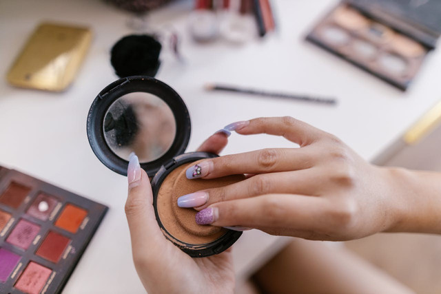 Ilustrasi untuk Wardah Colorfit Velvet Powder Foundation untuk kulit sawo matang. Sumber: pexels.com/RDNE Stock Project