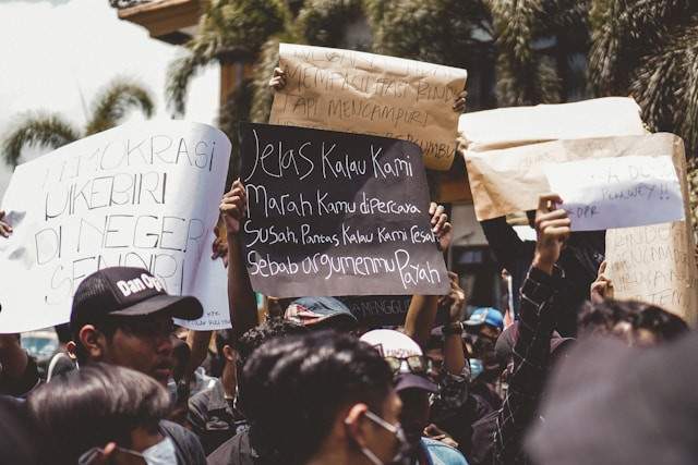 Zona merah di Depok imbas demo. Foto hanya ilustrasi bukan sebenarnya. Sumber foto: Unsplash/Fajar Grinanda
