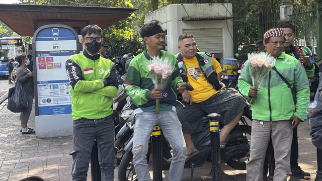Suasana di sekitar Irti Monas, Jakarta menjelang aksi damai Ojol bagikan bunga mawar ke aparat TNI-Polri, Selasa (2/9/2025). Foto: Abid Raihan/kumparan