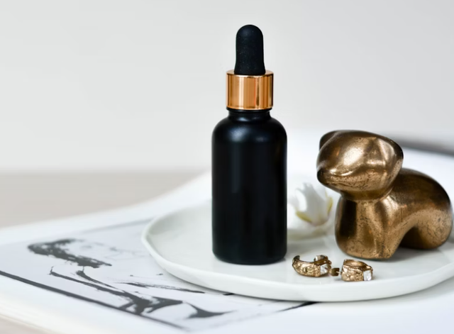 Ilustrasi rekomendasi serum avoskin untuk flek hitam. Sumber: Unsplash/Content Pixie