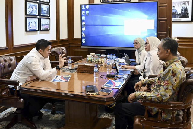 Seskab Teddy Bertemu Menteri PU membahas progres perbaikan fasilitas umum yang dirusak. Foto: Instagram/ @sekretariat.kabinet