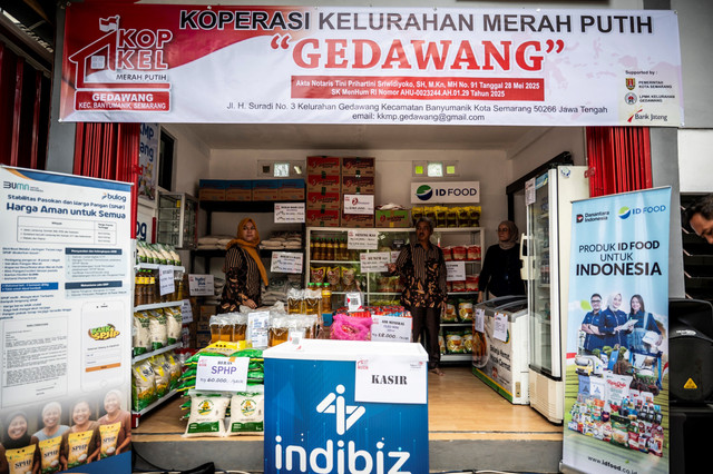 Sejumlah warga melihat produk yang dijajakan di Koperasi Desa Merah Putih Kelurahan Gedawang, Semarang, Jawa Tengah, Kamis (28/8/2025). Foto: Aprillio Akbar/ANTARA FOTO
