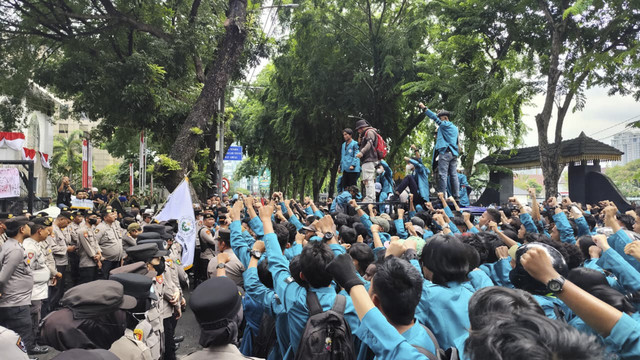 Mahasiswa Unimed gelar unjuk rasa di Depan Kantor DPRD Sumut, Medan, Selasa (2/9/2025). Foto: Amar Marpaung/kumparan