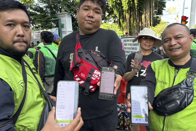 Tiga ojol yang bertemu Wapres Gibran di Istana Wapres, Doni (37) (kiri), Rio (36) (tengah), dan Joko (52) (kanan) di kawasan Monas, Jakarta Pusat, Selasa (1/9/2025). Foto: Abid Raihan/kumparan