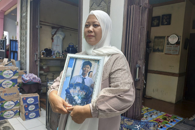 Safiatun, Ibu Andika Lutfi Falah (16) pelajar yang meninggal dunia usai mengalami luka berat di bagian kepala dalam aksi unjuk rasa di Jakarta, di kediamannya Selasa (2/9/2025). Foto: kumparan