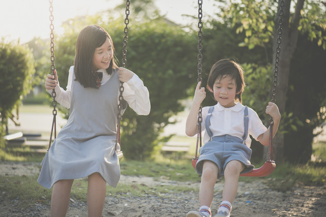 Ilustrasi anak remaja bermain dengan balita. Foto: Shutterstock