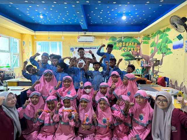 Kebersamaan tim Umsurabaya dengan siswa setelah mengikuti pelatihan pertolongan pertama dan simulasi kebencanaan.
