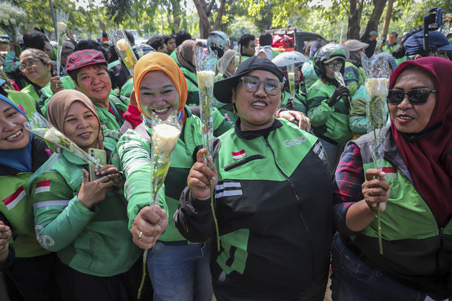 Sejumlah pengemudi ojek online membawa bunga saat melakukan aksi damai Ojol di depan kawasan Monumen Nasional, Jakarta, Selasa (2/9/2025). Foto: Iqbal Firdaus/kumparan