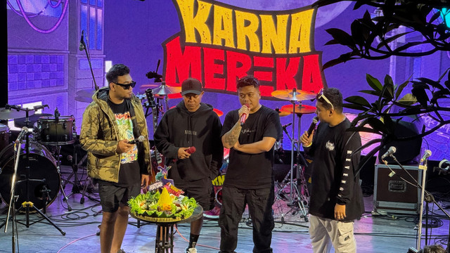 Para personel Karnamereka melakukan prosesi potong tumpeng, menandai 15 tahun perjalanan dan perilisan album baru bertajuk Fortune, Jumat (15/8) di Tabebuya Café, Kulon Progo. Foto: Arif UT/Pandangan Jogja